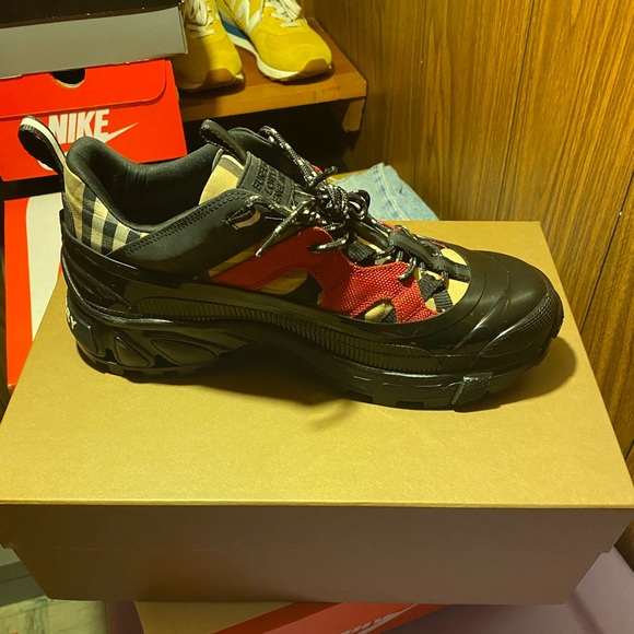 Mens Burberry sneakers s/10 - Picture 2 of 3